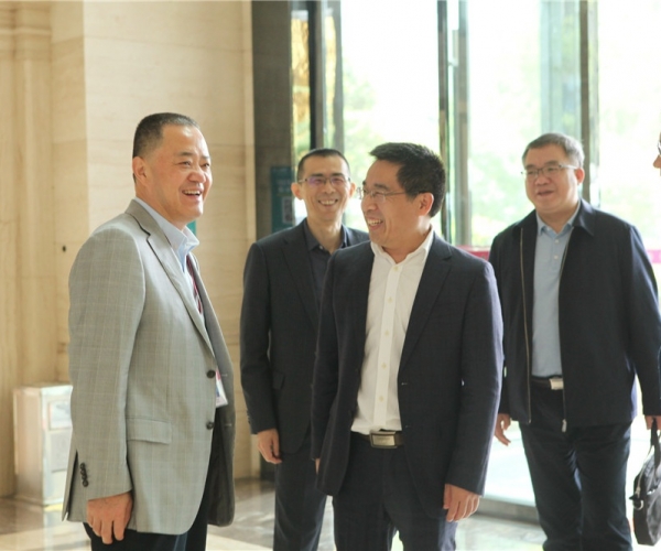 商务部国家茧丝绸协调办公室副司长陈平，，，，，，，，河池市委常委、副市长杜际鹏莅临调研指导